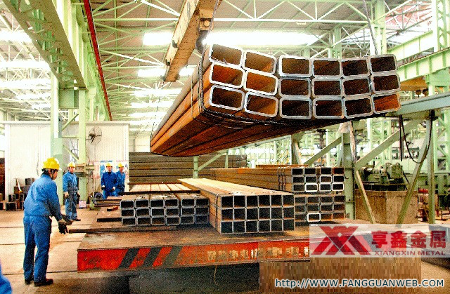 正在吊装淄博市XX化工机械有限公司定做的Q345C方矩管系列